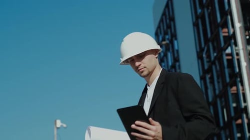 portrait d'un bel ingénieur, architecte, constructeur, homme d'affaires à succès dans un casque blanc, dans un