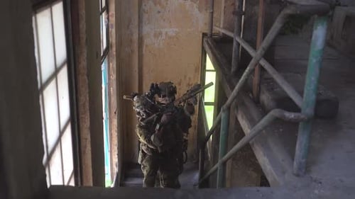 Taktische Teamarbeit von Soldaten der Militärarmee in verlassenen Gebäuden.