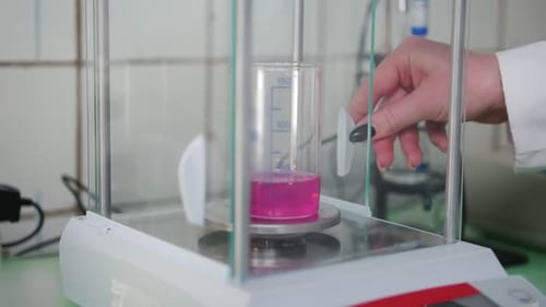 Une femme sort un flacon d'équipement spécial