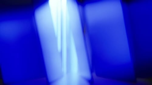 Glasbänder blau mit Hintergrundbeleuchtung. Saubere Zusammensetzung