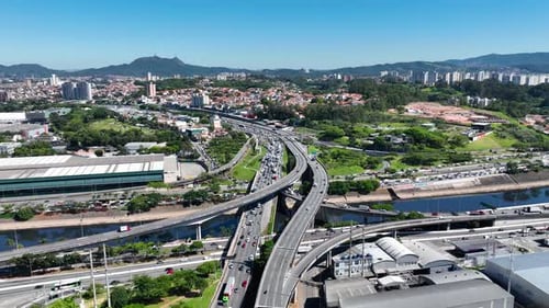 Stadtbild des Berufsverkehrs an der Autobahnstraße. Verkehrslandschaft.