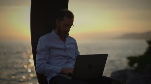 Bei Sonnenuntergang aus der Ferne zu arbeiten und dabei auf das wunderschöne Meer zu blicken, bietet eine perfekte Balance