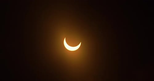Wolken bewegen sich vor einer partiellen ringförmigen Sonnenfinsternis am 14. Oktober 2023.