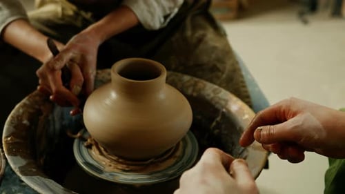 Le pot est prêt dans l'atelier de poterie, sur la roue à poterie. Concept de petite entreprise et d'amour