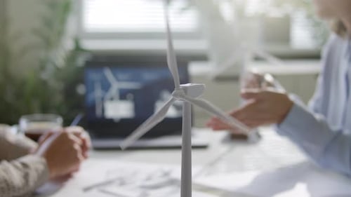 Gros plan d'un prototype d'éolienne sur la table lors d'une réunion de bureau