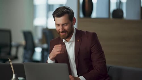 Empresario sonriente escribiendo una computadora portátil en el gabinete, primer plano, Joyful Realtor