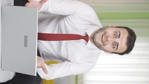 Vidéo verticale d'un homme d'affaires confus approuvant et acceptant. Écouter les actualités.