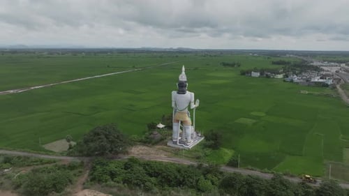 Statue de Hanuman surplombant la rivière et les terres agricoles, Srikakulam, Andhra Pradesh, Inde.