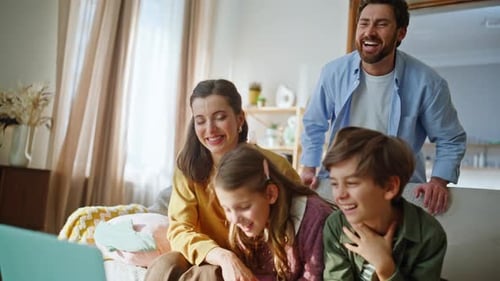 Familiares alegres haciendo videollamadas en la computadora en casa, primeros planos de personas chateando en línea