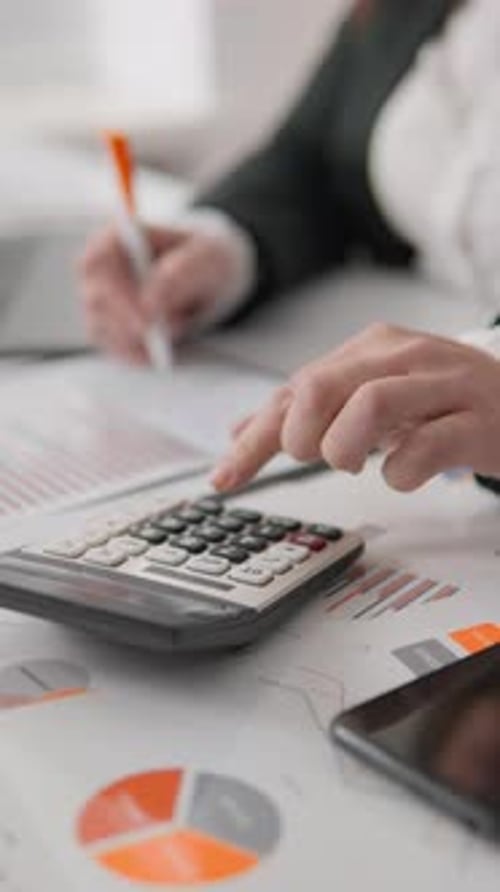 Je suis un professionnel dévoué et concentré, actuellement engagé dans le processus détaillé des finances