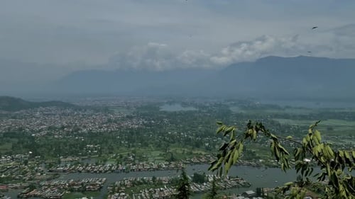 Lac Dal : Vue de Srinagar Dal Kashmir depuis Shanker, vue en angle supérieur des maisons, de la ville et des péniches
