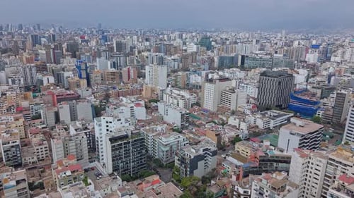Impresionante vista aérea del paisaje urbano de Lima en Perú captura la energía urbana
