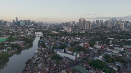 Drone se déplaçant vers la gauche filmé au-dessus du fleuve Pasig et de la région métropolitaine de Manille