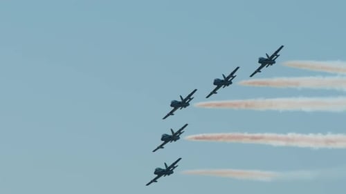 Spectacle acrobatique d'avions Tricolor Arrows avec des traînées de fumée en Italie