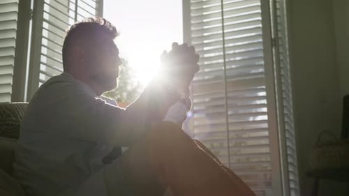 Portrait Erwachsener, nachdenklicher Kerl, dunkle Silhouette, löst Problem bei Sonneneruption bei Sonnenuntergang