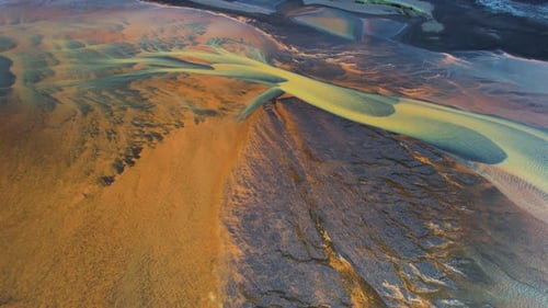 Luftaufnahme der Wasserbildung entlang der Küste im Floi Nature Reserve, Island.