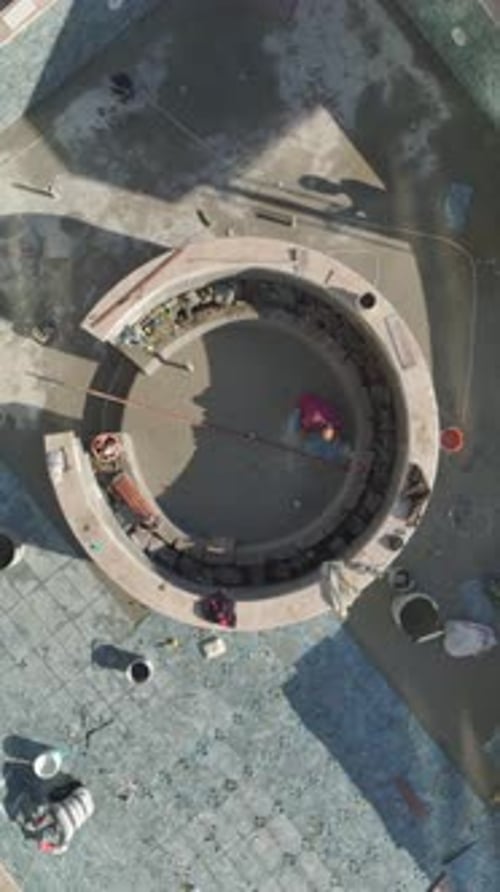 Vídeo vertical: equipo pesado y trabajadores preparando los cimientos de un proyecto de construcción