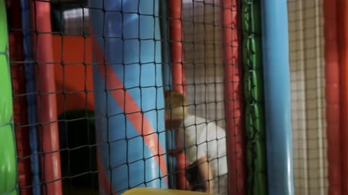 Un petit garçon de 4 ans joue dans un complexe de divertissement