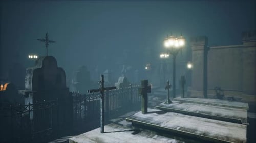 Très vieux cimetière brumeux et effrayant dans le brouillard la nuit