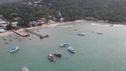 Luftaufnahme über den Koh Tao Pier mit Booten, die im Meer festgemacht sind. Schuss nach vorne drücken