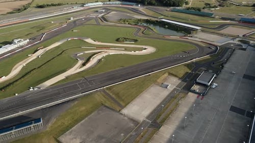 Vista aérea orbitando el estrecho de boxes de Silverstone Motorsport International en el circuito de carreras británico,