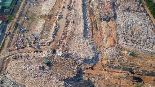 Drohnen fliegen über großen Müllhaufen aus Plastikmüll