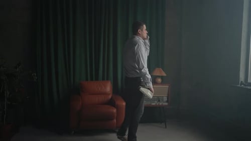Homme dans le loft rétro et parlez avec un vieux téléphone fixe