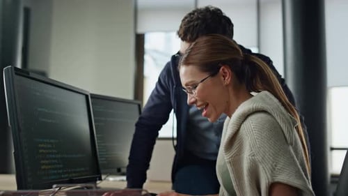 Un
stagiaire de Smiling It discute du Code du logiciel avec son superviseur. Analyse du travail d'équipe amical