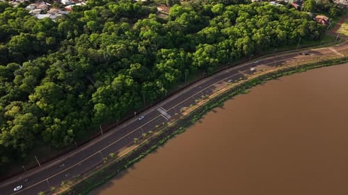 Courbe de l'Avenida Costanera, forêt du Jardín Botánico Alberto Roth, Posadas, Misiones, Argentine