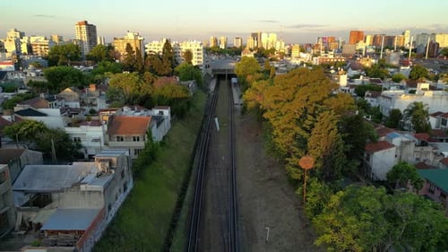 Blick auf Bahngleise und Drohnenansicht der Stadt