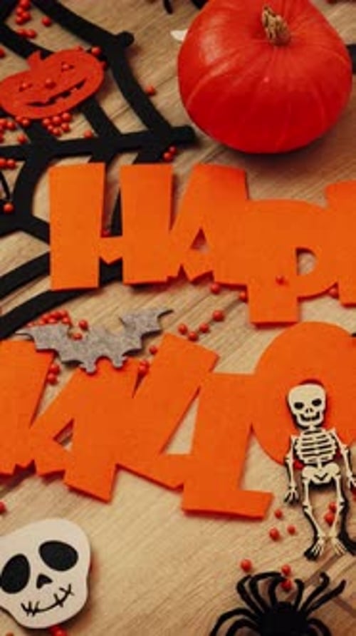 Halloween-Hintergrund verziert mit Kürbissen, Skelett, Spinnen. Vertikales Video