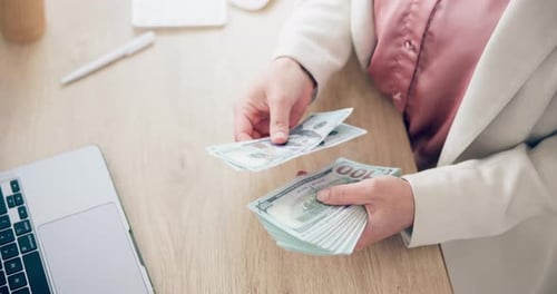 Empresário, mãos e contando dinheiro ou dinheiro com fins lucrativos, bônus financeiro e salário