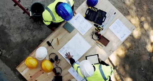 Oben Menschen und Papier auf der Baustelle für Planung, Stadtentwicklung