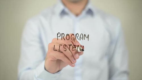 Programa: Escuchador, hombre, escribiendo en pantalla