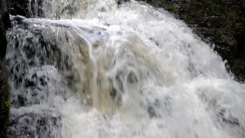 Cámara en cascada a cámara lenta Move de cerca