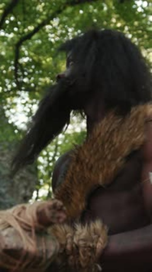 Exploration des humains primitifs dans la nature : un aperçu fascinant des débuts de l'existence et de leur vie