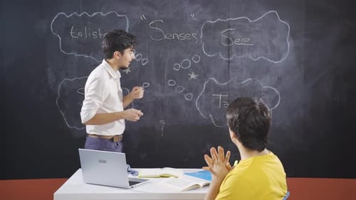 Lehrerin, die ihrer geistig behinderten Schülerin etwas über Sinnesorgane beibringt.