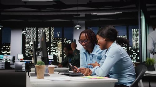 Deux femmes d'affaires travaillent ensemble pour atteindre les objectifs