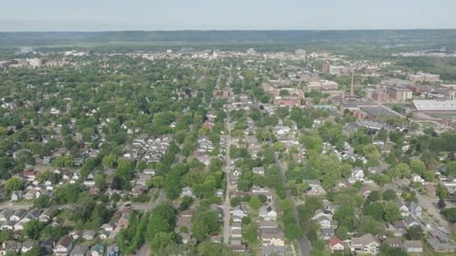 Hochwinkelaufnahme der Stadt La Crosse in Wisconsin, USA. Umgeben von viel Grün. Drohne.