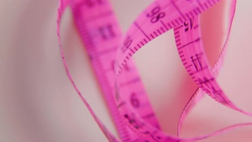 Nahaufnahme: Maßband in dynamischer Rotation — Präzision mit einem Flexmeter ins Rampenlicht rücken