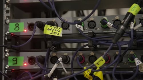 Câbles DMX branchés sur des appareils Audio