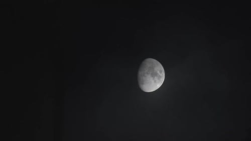 La luna en el cielo nocturno negro