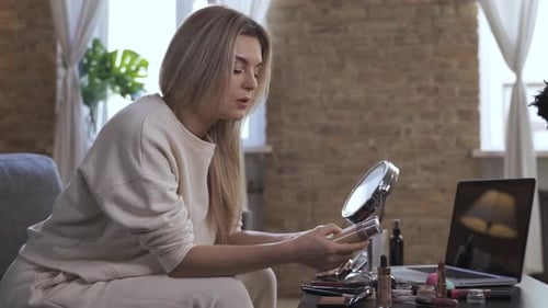 Una bloguera de belleza está haciendo un Vídeo para sus Seguidores