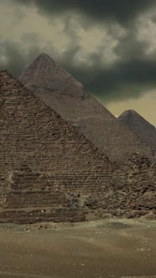 Wolken bei Sonnenuntergang über den Großen Pyramiden