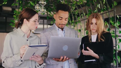 Participer à une session de travail collaboratif au sein d'un espace de travail contemporain enrichi de fonctionnalités dynamiques