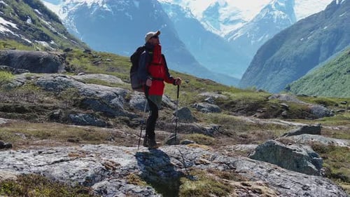 Kaukasischer Mann beim Rucksackwandern in malerischen Bergen