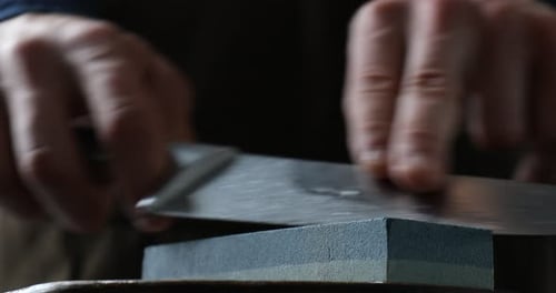 Couteau à aiguiser pour homme avec aiguiseur, vue rapprochée