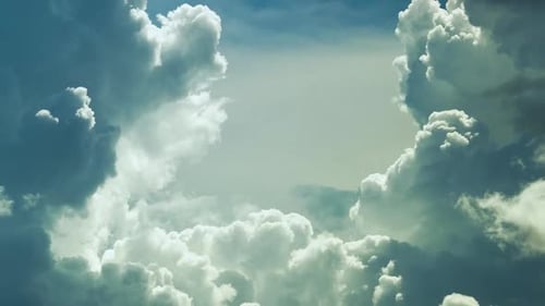 Zeitraffer weißer geschwollener Cumuluswolken, die sich am blauen Sommerhimmel bilden