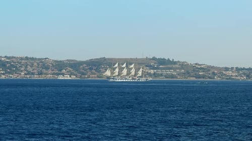 Weiße Yacht mit Segeln im Meer