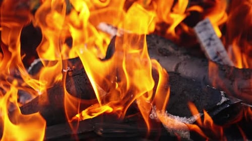 Nahaufnahme von heißem Feuer. Nahaufnahme von brennendem Brennholz im
Kamin